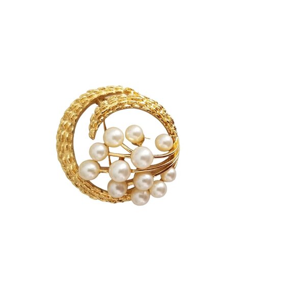 Trifari Crown Over T Gold Tone Textured Spiral Round Faux Pearl Brooch, M434 - Picture 4 of 9